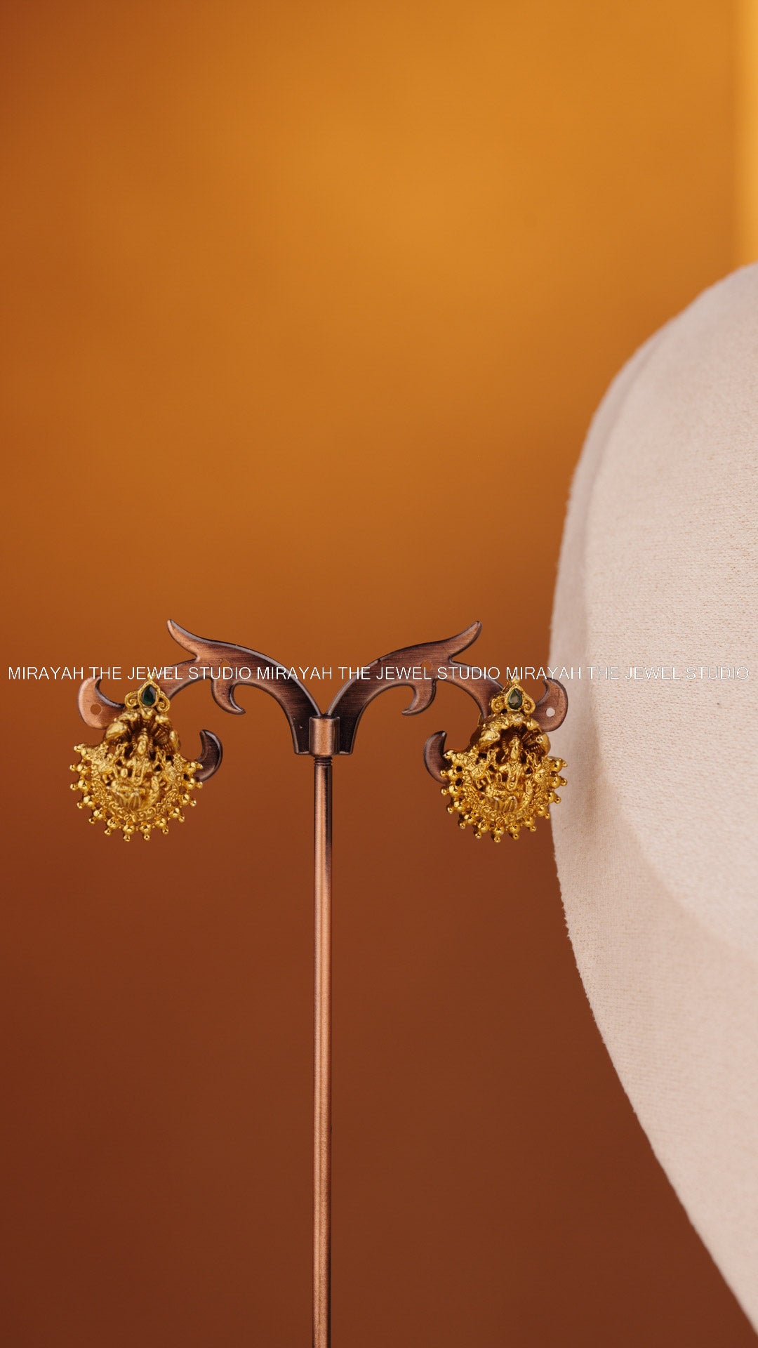 TEJASWINI PENDANT NECKLACE