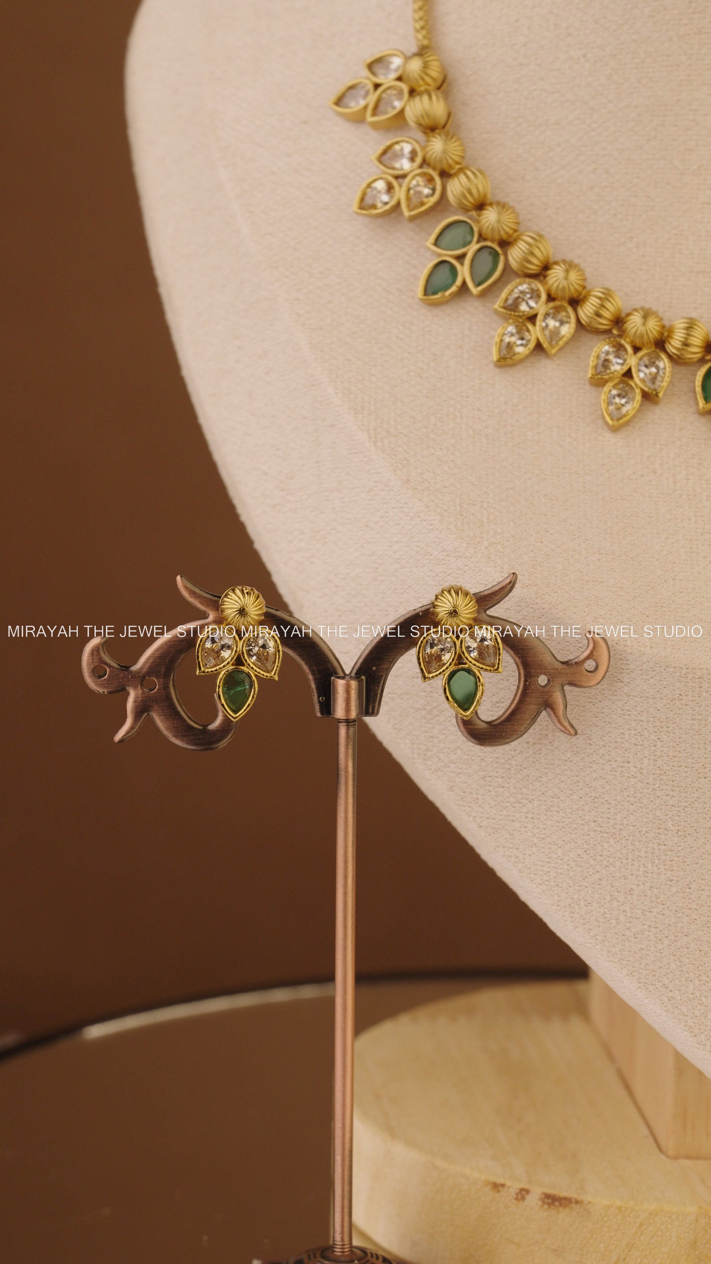 TWILIGHT PETALS NECKLACE - GREEN AND WHITE