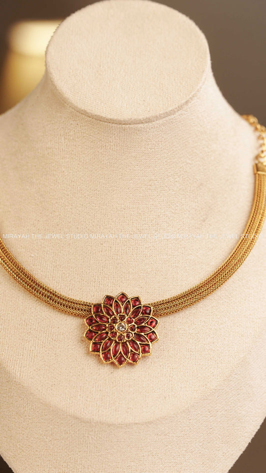 DAISY FLOWER CHARM CHOKER - RED