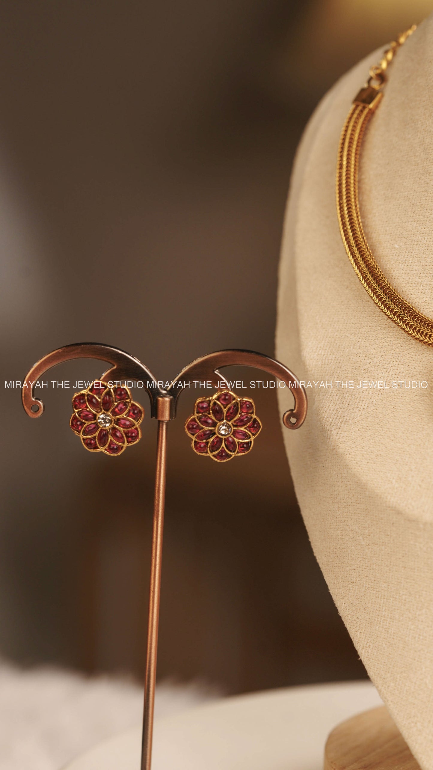 DAISY FLOWER CHARM CHOKER - RED