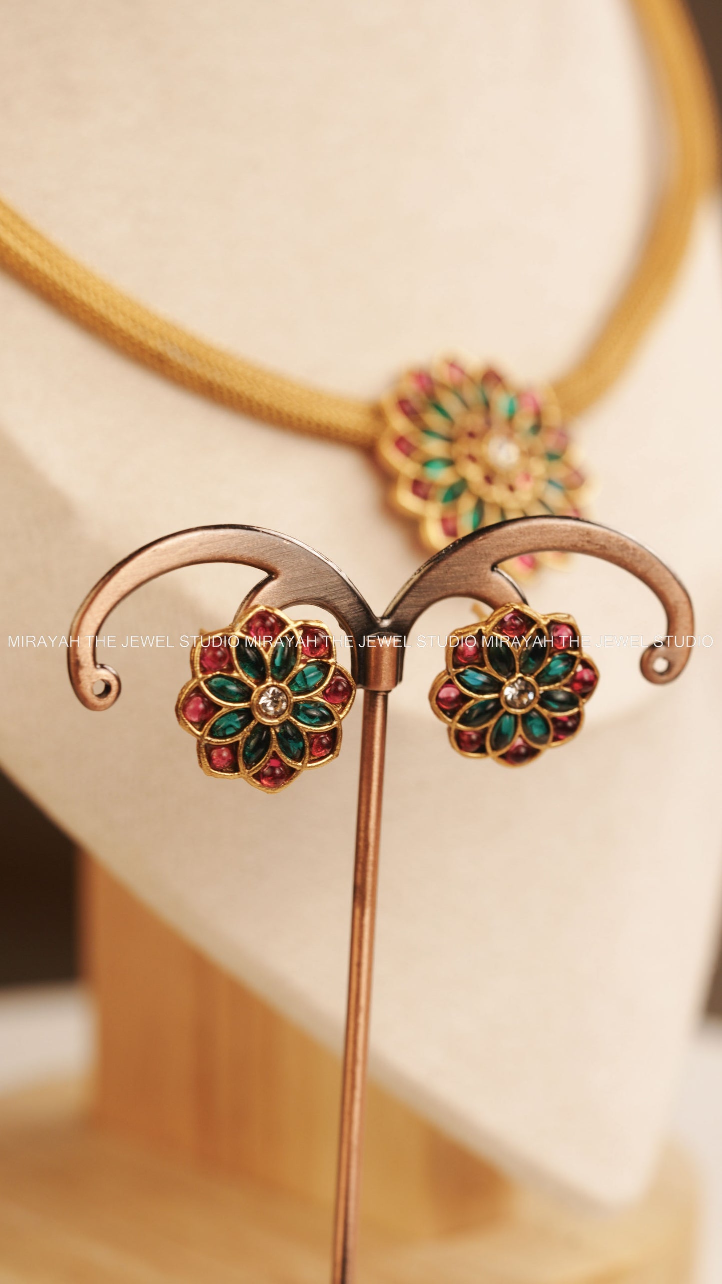 DAISY FLOWER CHARM CHOKER - RED AND GREEN