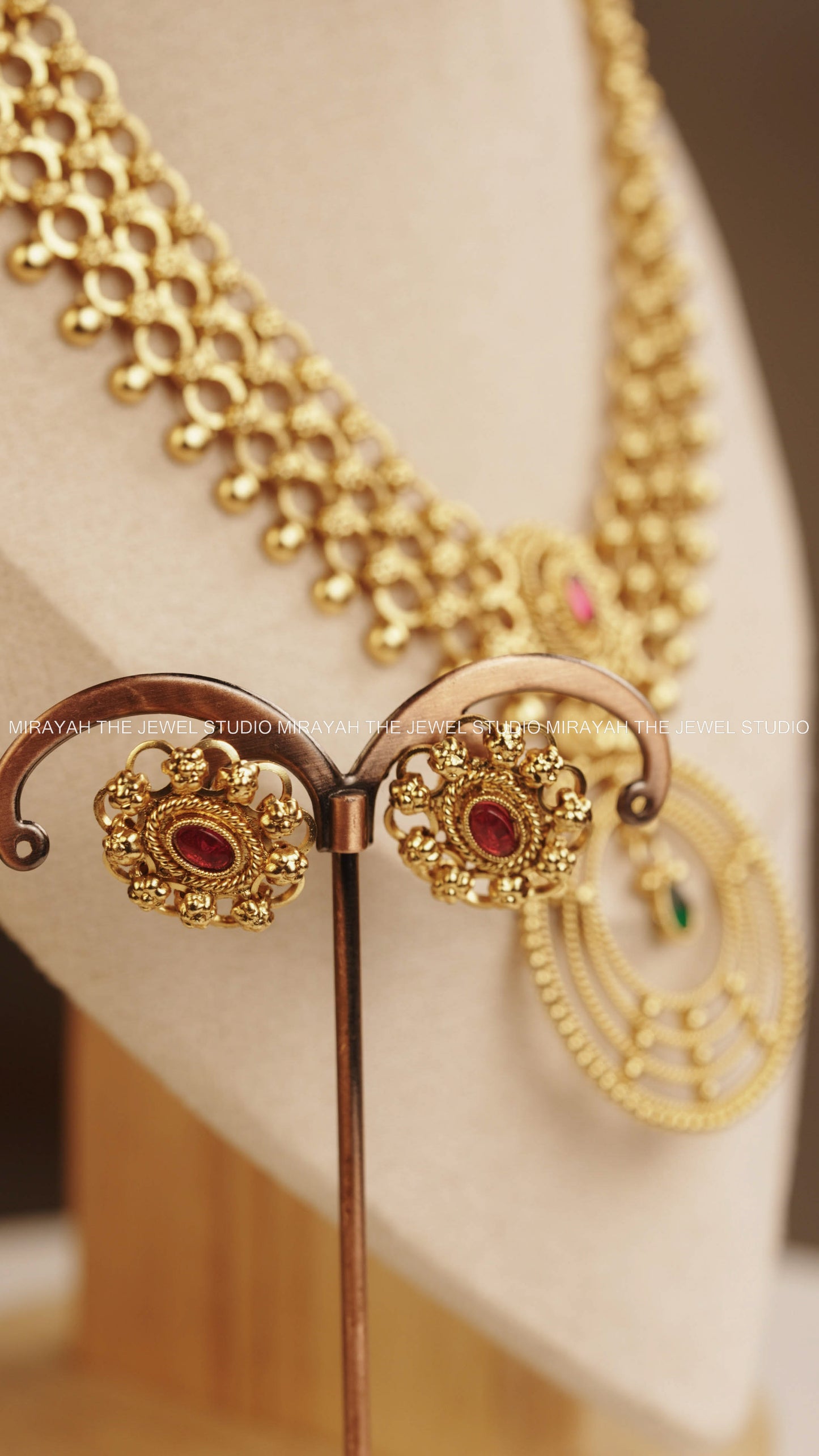 LAYERED CIRCULAR PENDANT NECKLACE