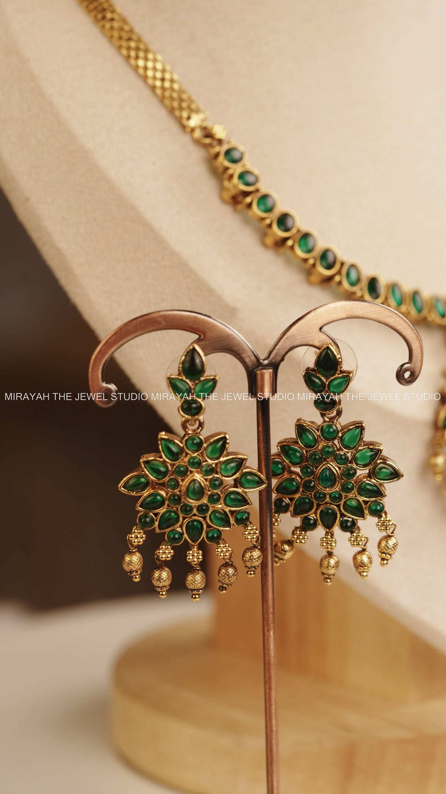 GREEN FLOWER PENDANT NECKLACE