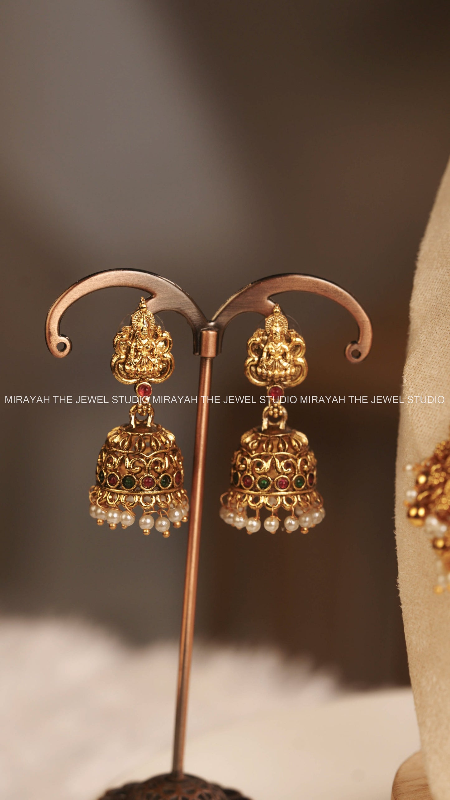 VAISHNAVEE PENDANT NECKLACE - RED AND GREEN