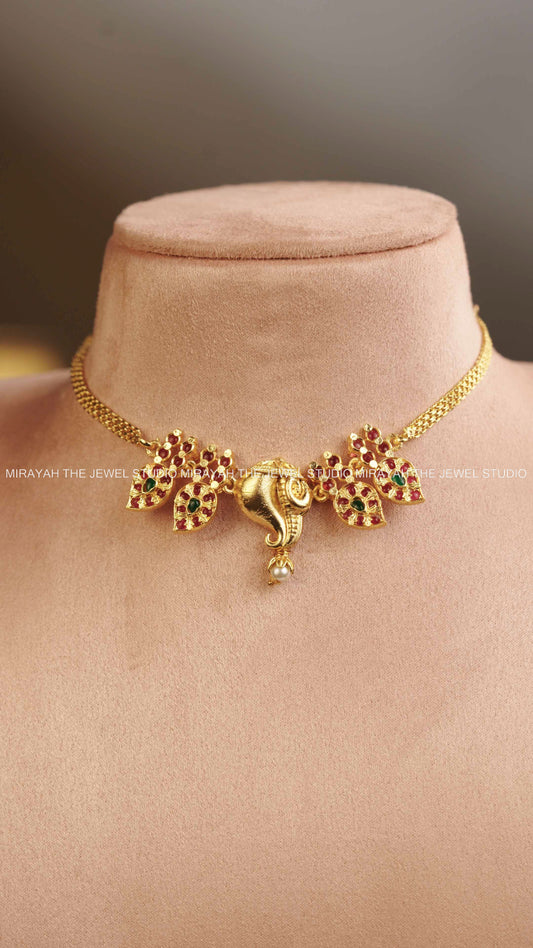GOLD SHELL CHOKER