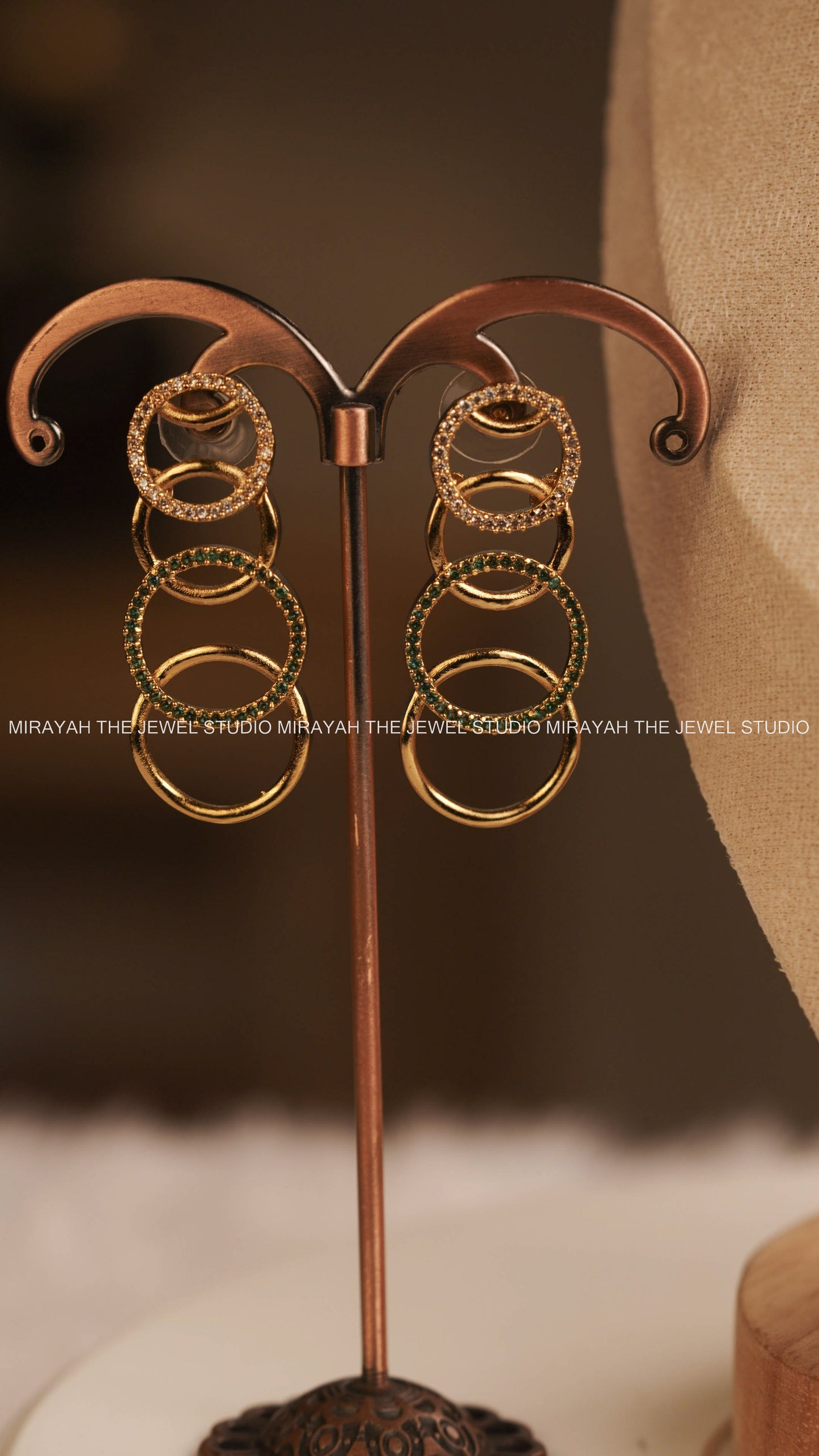 SLEEK CIRCULAR AD NECKLACE - GREEN AND WHITE