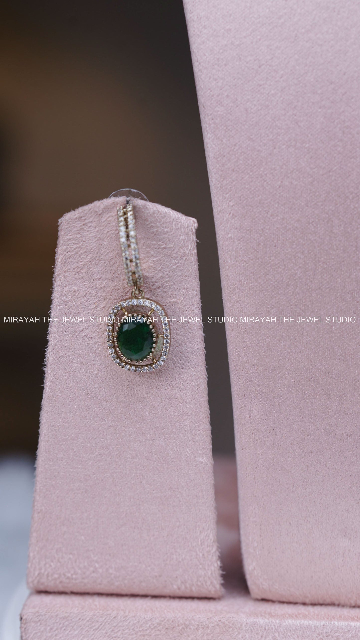 AD ELEGANT EMERALD CHOKER