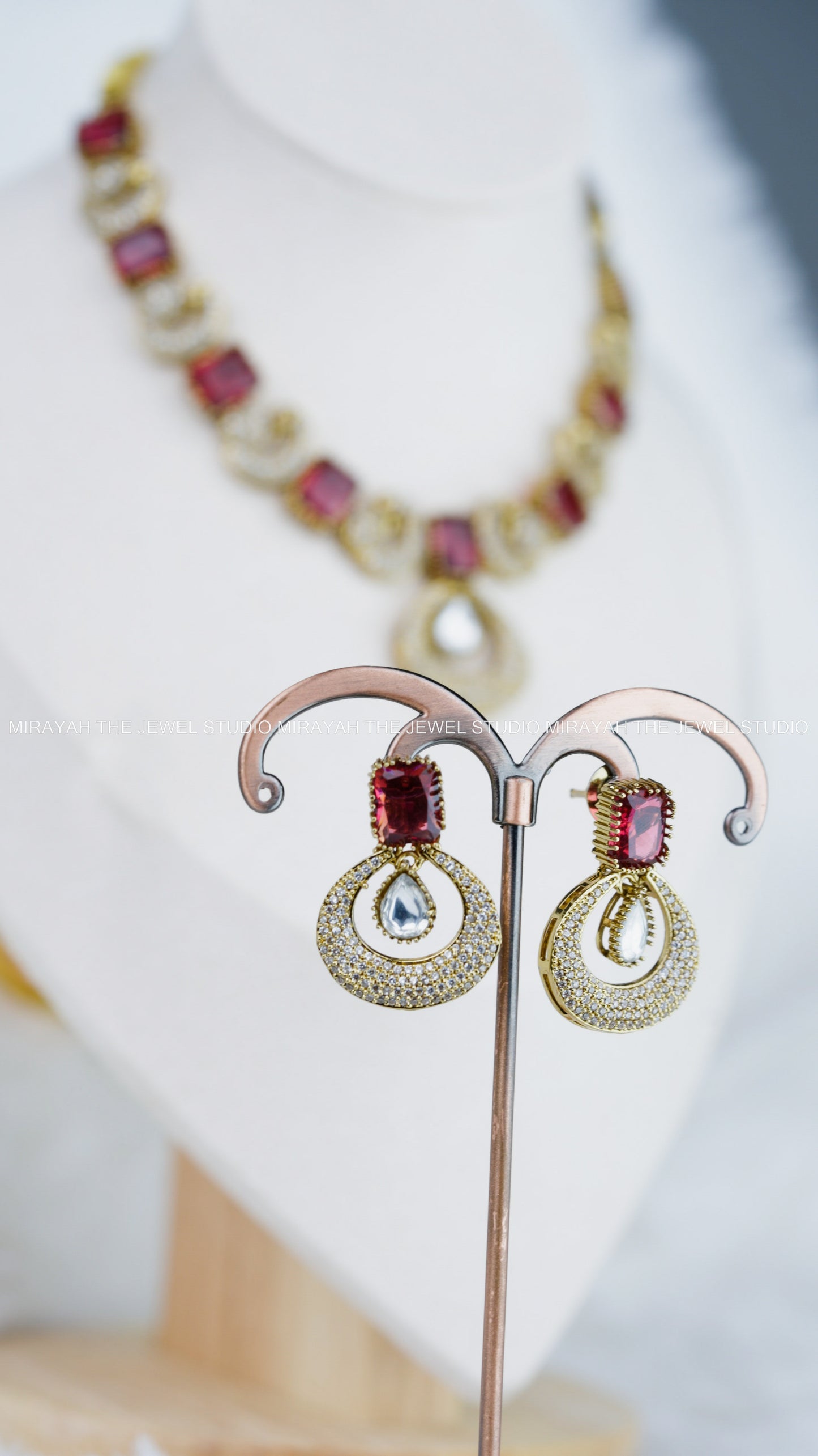 AD PEACOCK SEQUENCE NECKLACE - RED