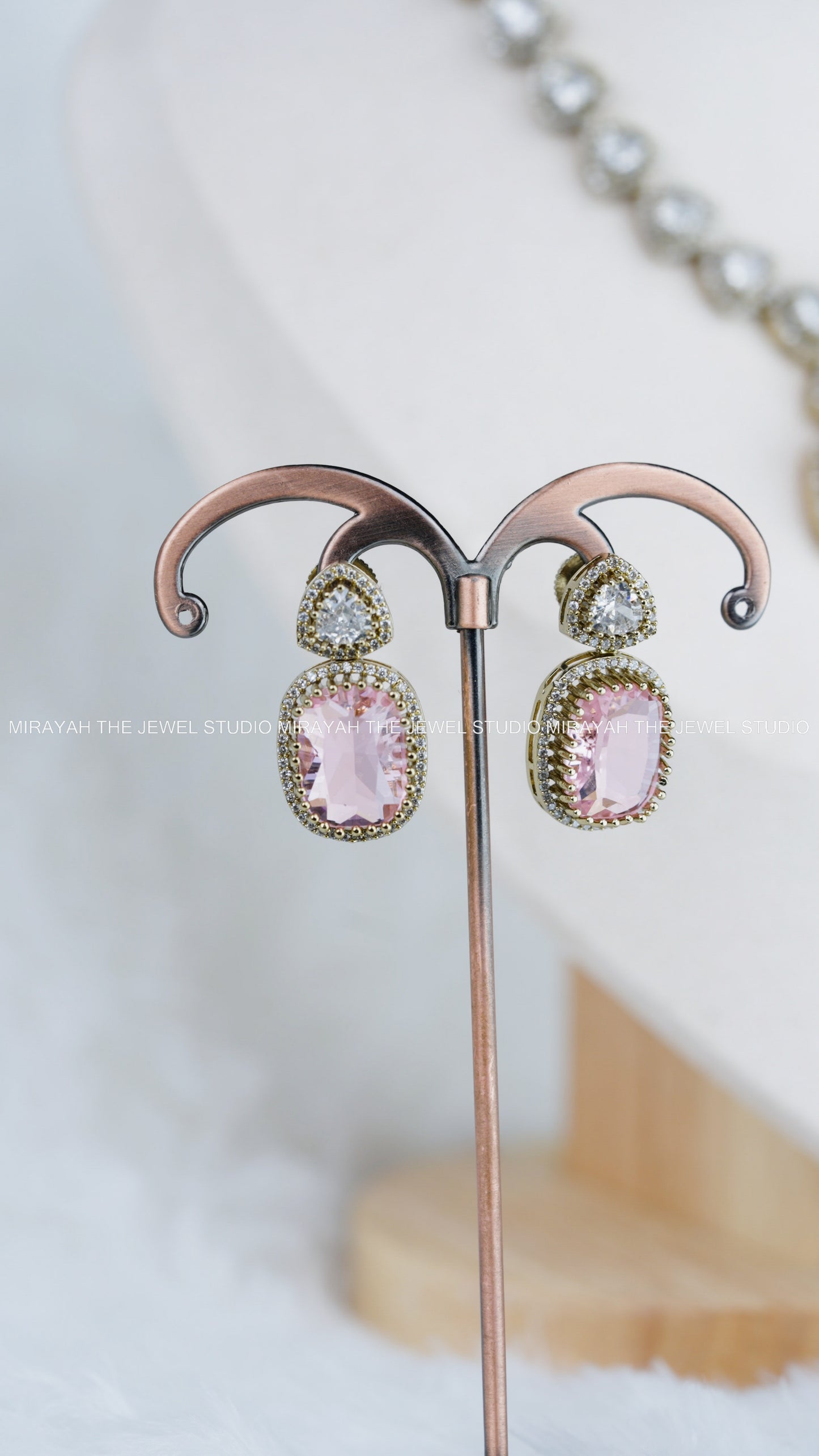 VICTORIAN CHIC PENDANT NECKLACE - WINE