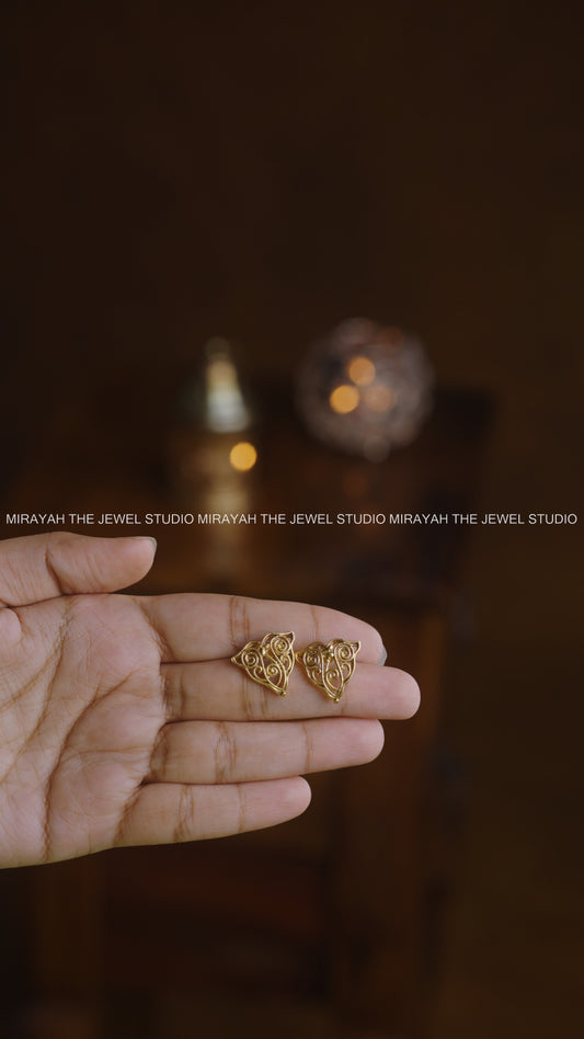 SIMPLE BUTTERFLY NECKLACE