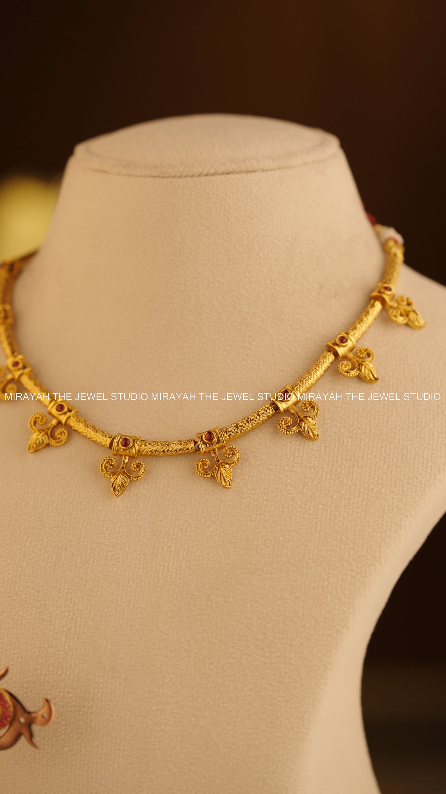 GOLDEN VINE NECKLACE/CHOKER - RED