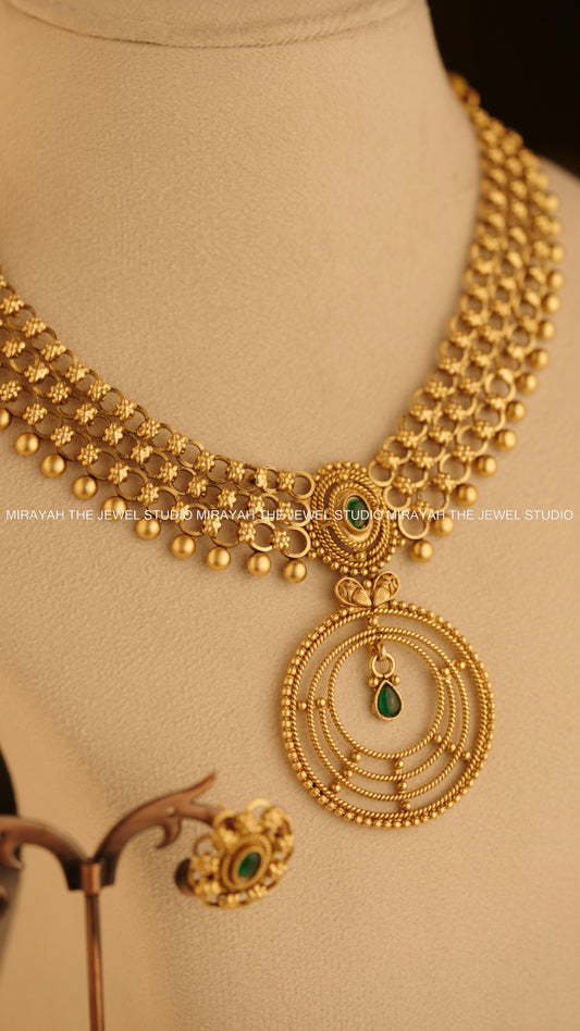 LAYERED CIRCULAR PENDANT NECKLACE - GREEN