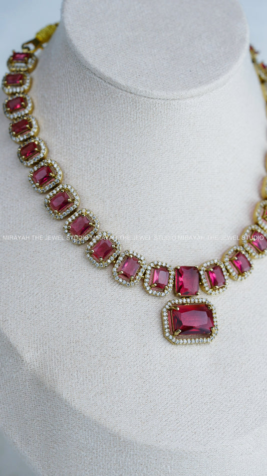 VICTORIAN BOX SEQUENCE NECKLACE - RED