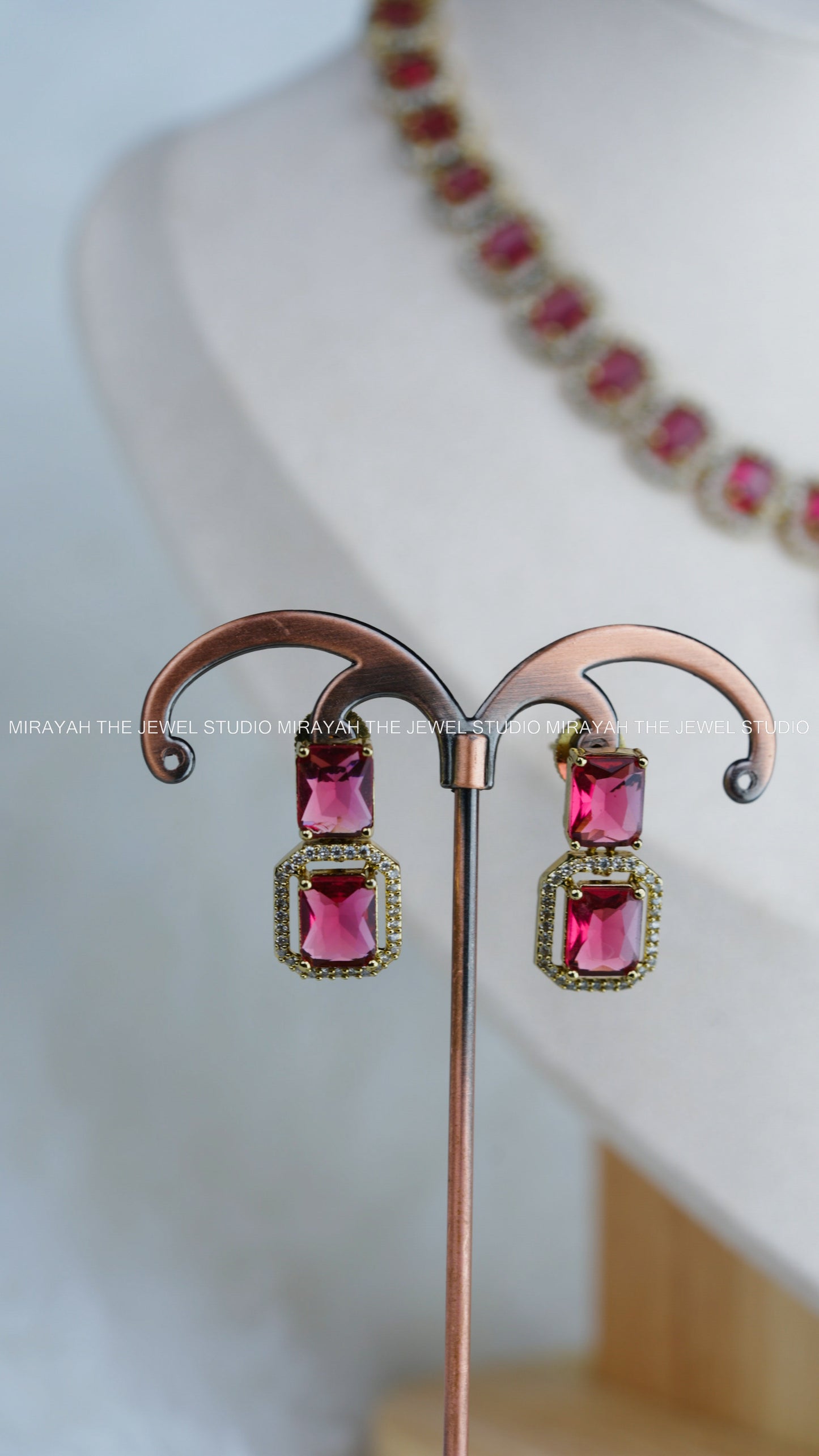 VICTORIAN BOX SEQUENCE NECKLACE - RED