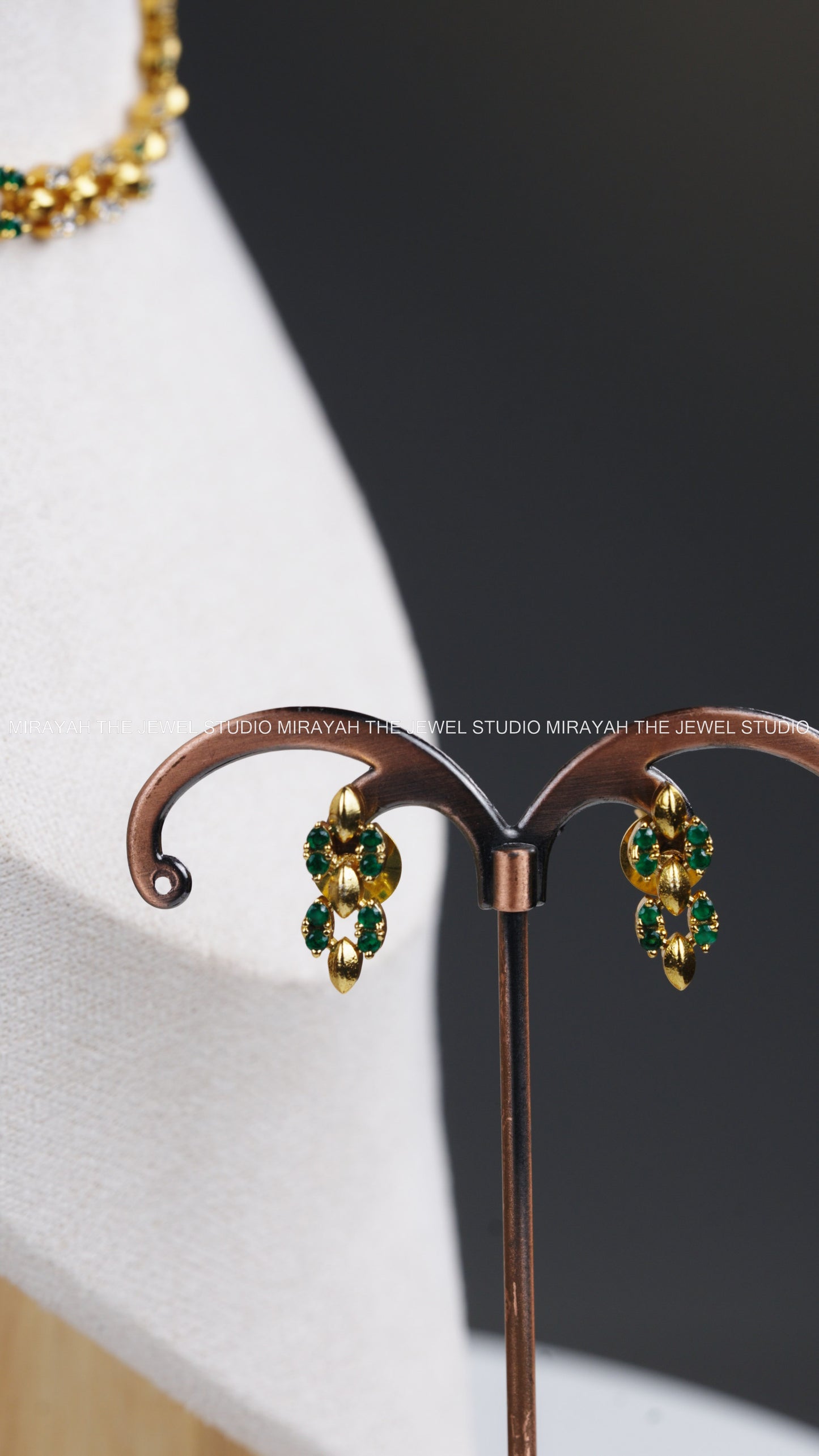 MINIMAL ELEGANT AD NECKLACE - GREEN AND WHITE