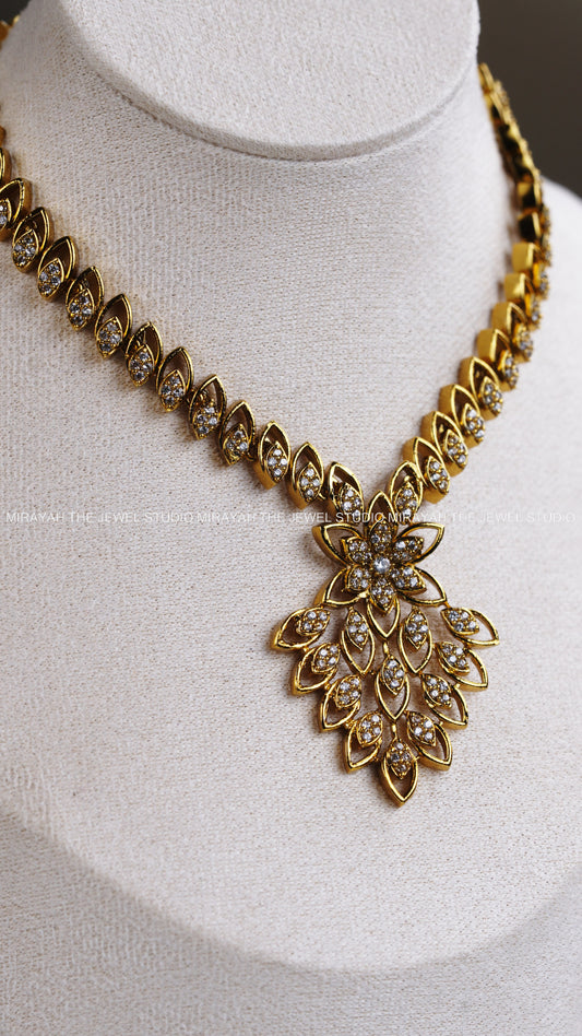 AD STAR SHAPED NECKLACE - WHITE