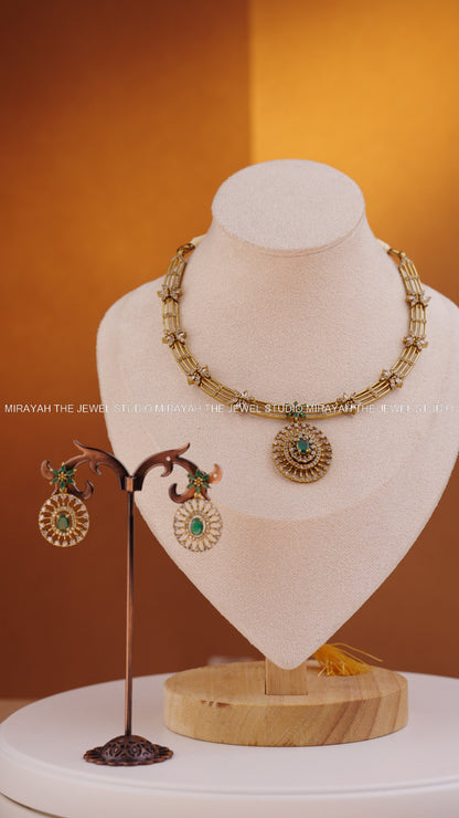 PETAL GLOW NECKLACE - GREEN