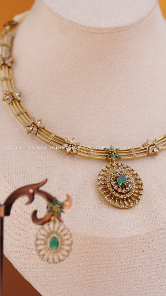 PETAL GLOW NECKLACE - GREEN