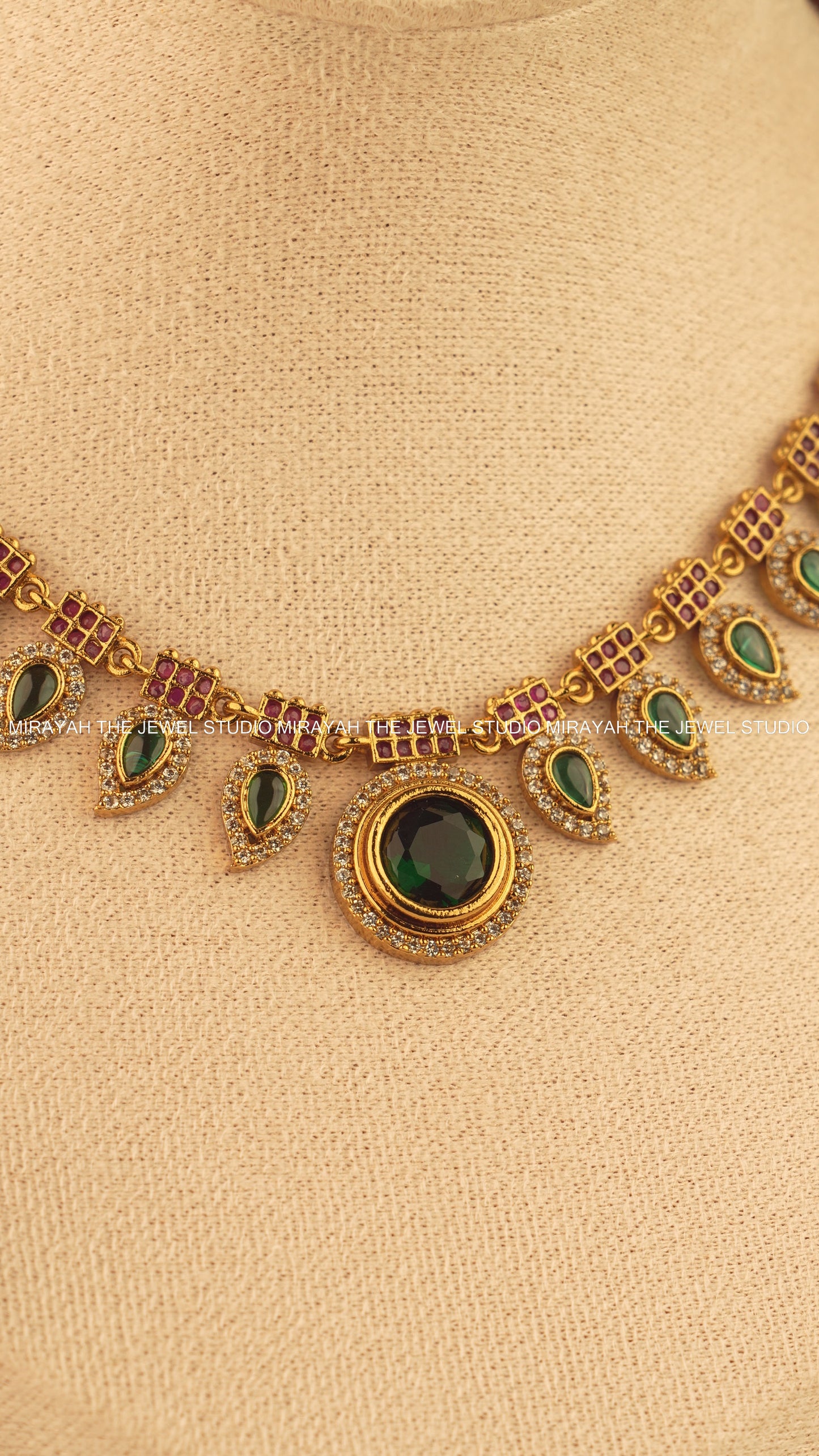 PREMIUM EMERALD AURA NECKLACE