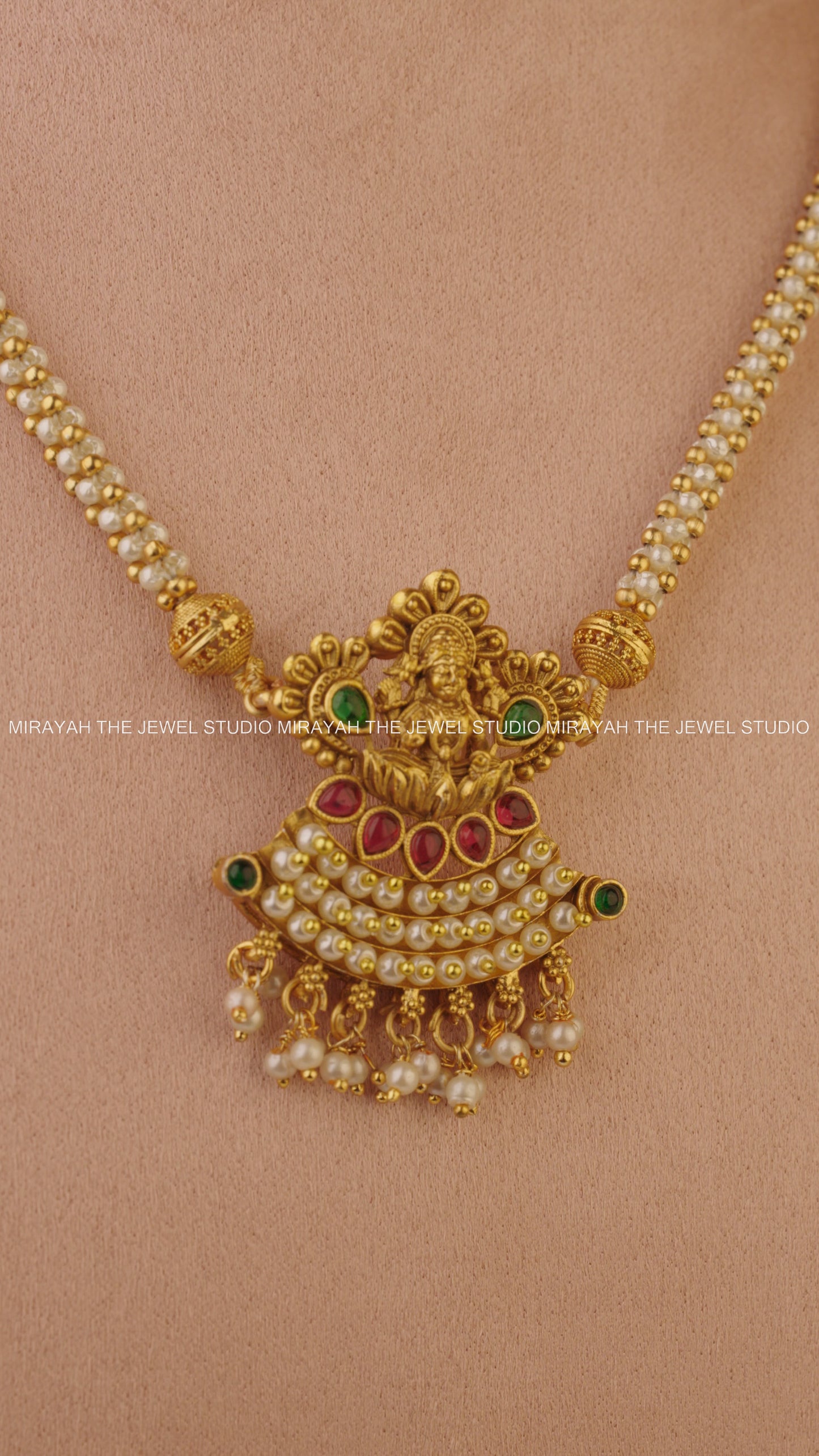 RAJNAVI PENDANT NECKLACE