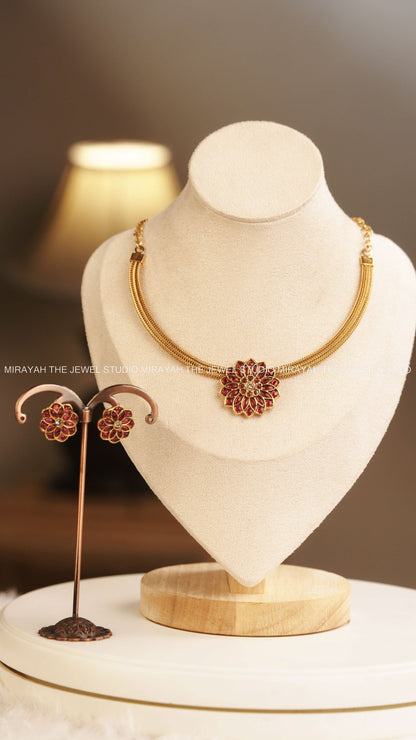 DAISY FLOWER CHARM  CHOKER - RED