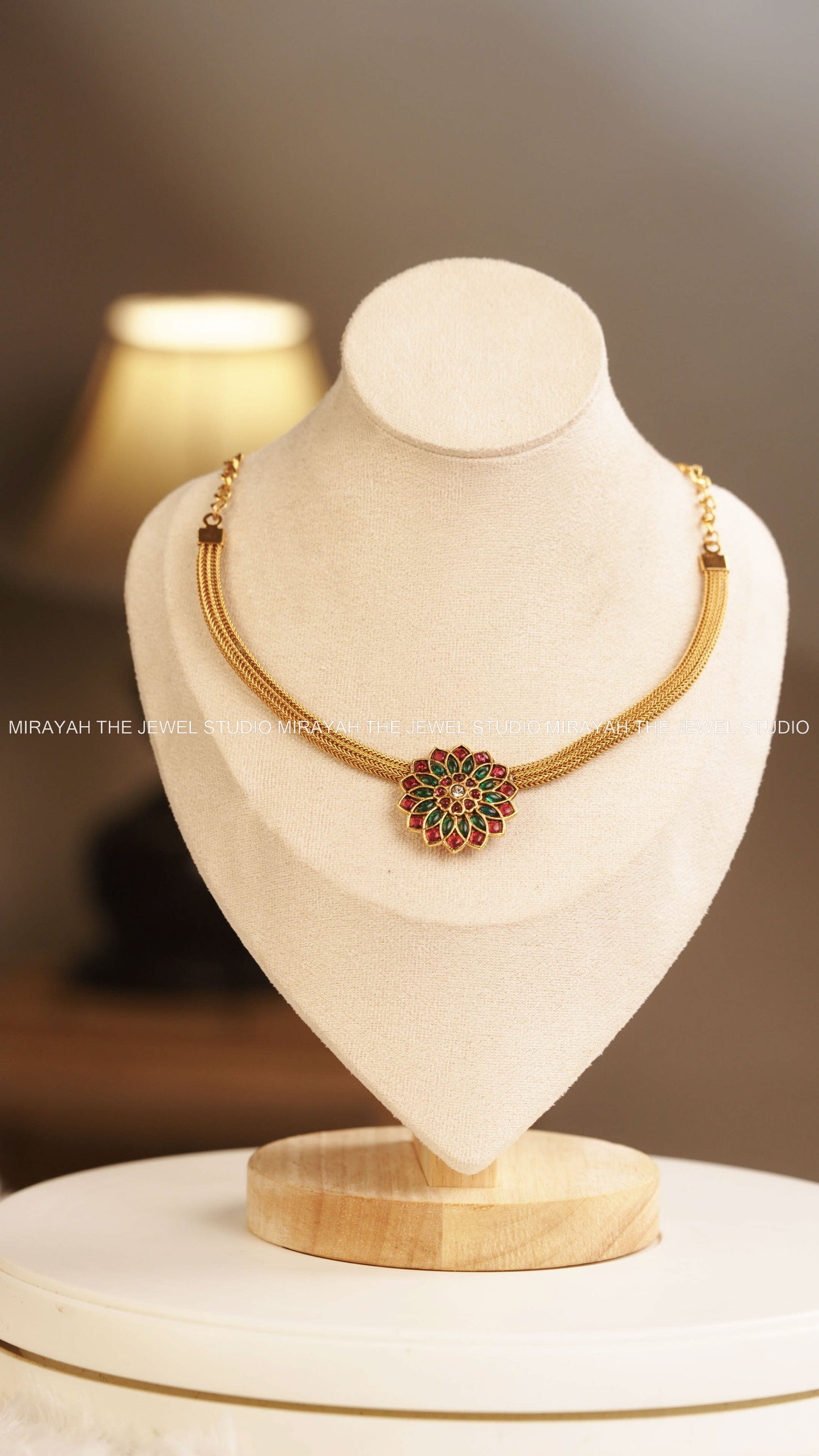 DAISY FLOWER CHARM  CHOKER - RED AND GREEN