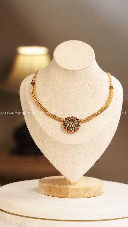 DAISY FLOWER CHARM  CHOKER - RED AND GREEN