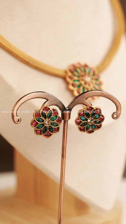 DAISY FLOWER CHARM  CHOKER - RED AND GREEN