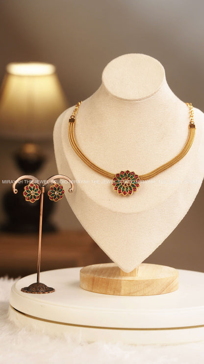 DAISY FLOWER CHARM  CHOKER - RED AND GREEN