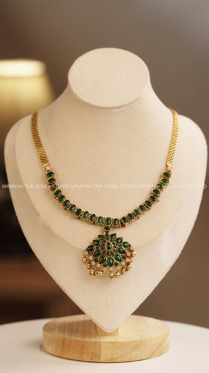 GREEN FLOWER PENDANT NECKLACE