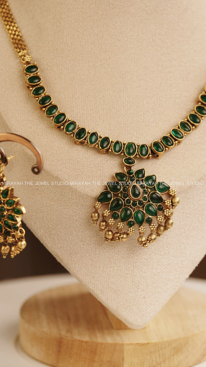 GREEN FLOWER PENDANT NECKLACE