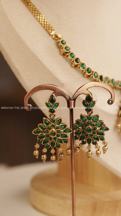 GREEN FLOWER PENDANT NECKLACE