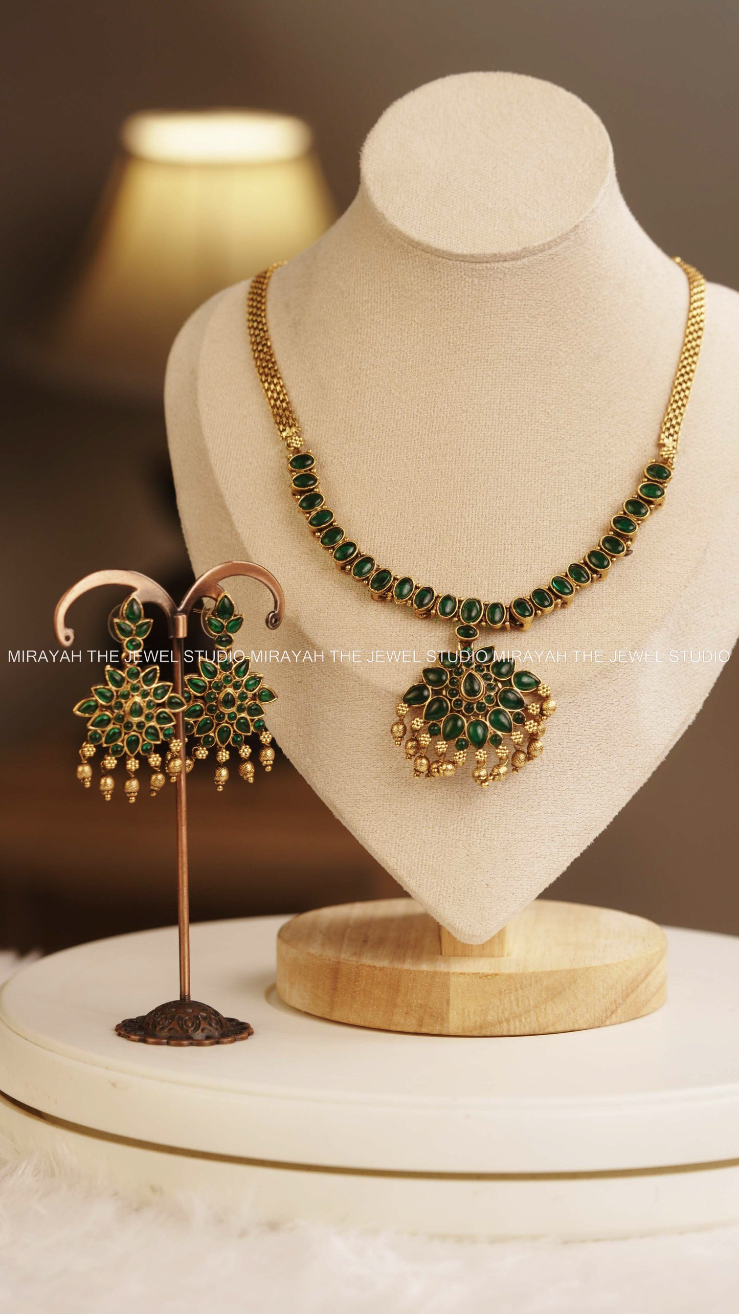 GREEN FLOWER PENDANT NECKLACE