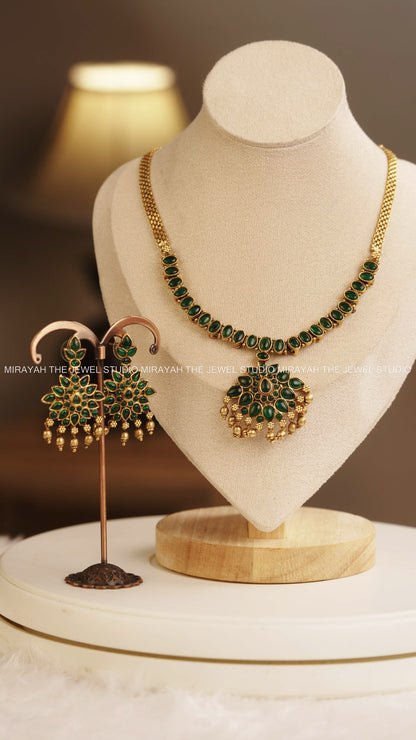 GREEN FLOWER PENDANT NECKLACE