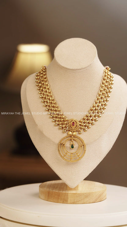 LAYERED CIRCULAR PENDANT NECKLACE