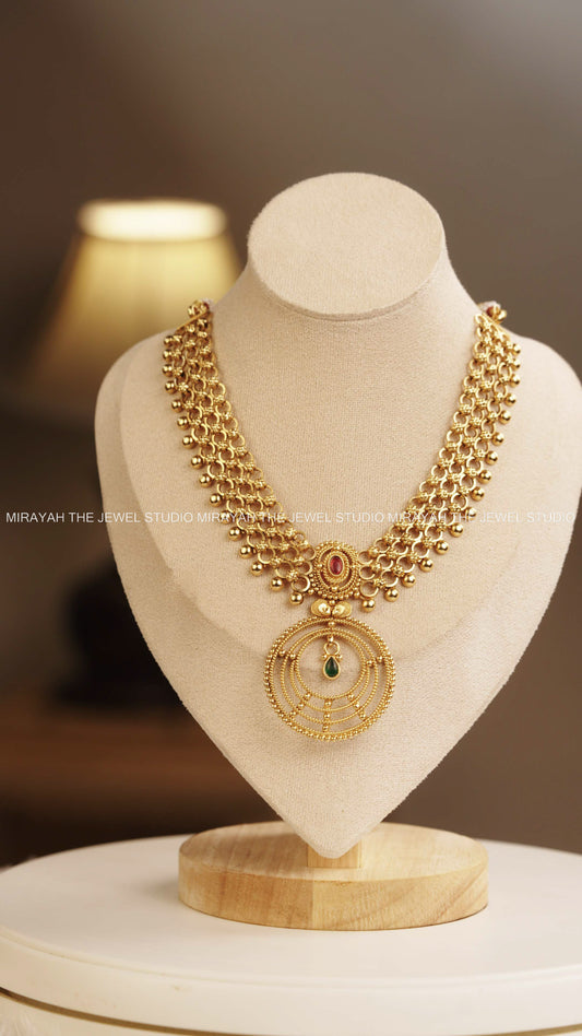 LAYERED CIRCULAR PENDANT NECKLACE