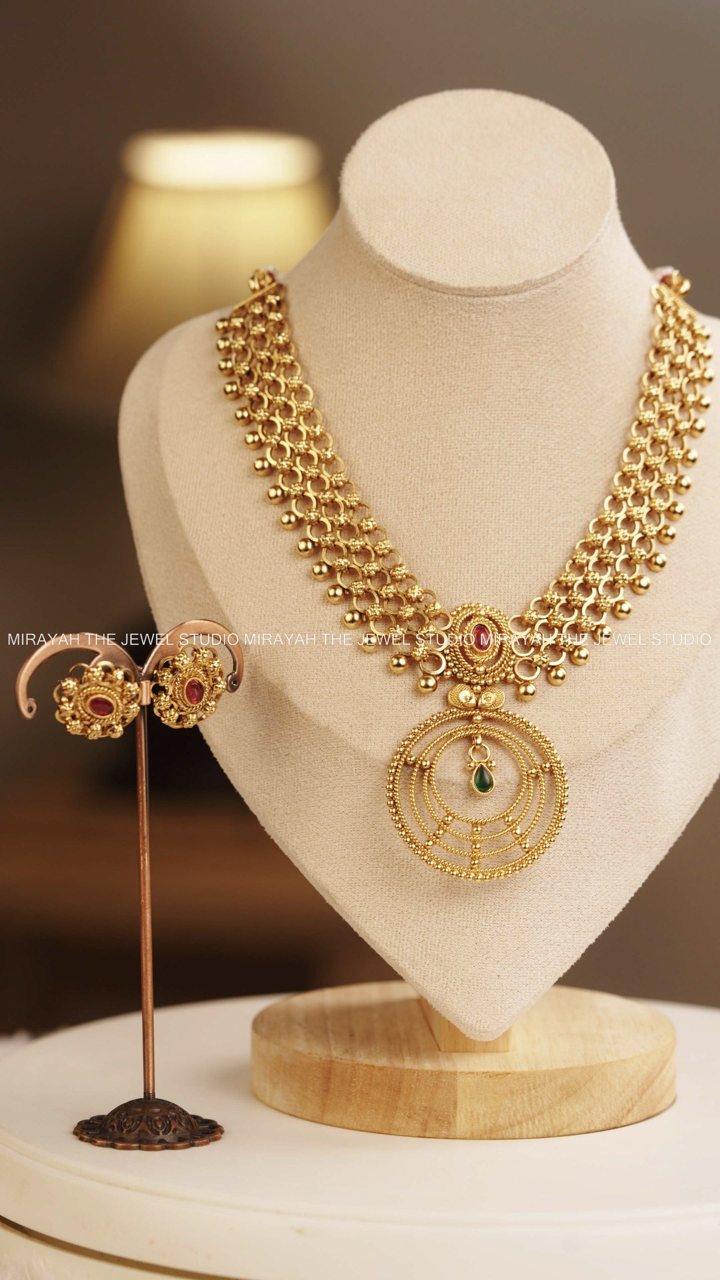 LAYERED CIRCULAR PENDANT NECKLACE