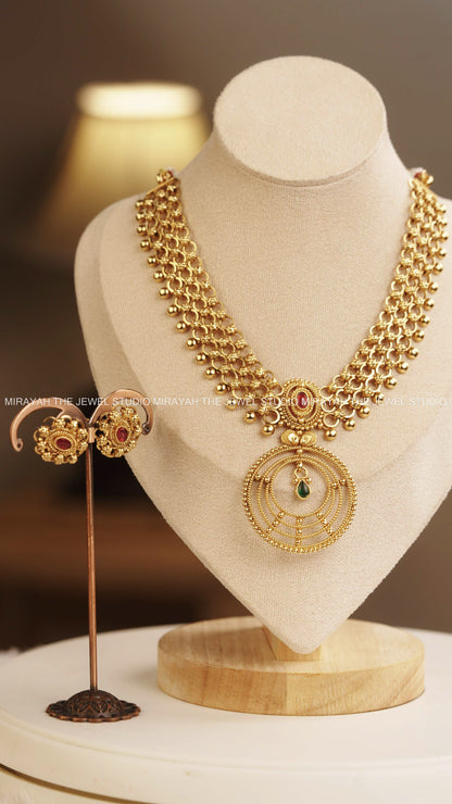 LAYERED CIRCULAR PENDANT NECKLACE