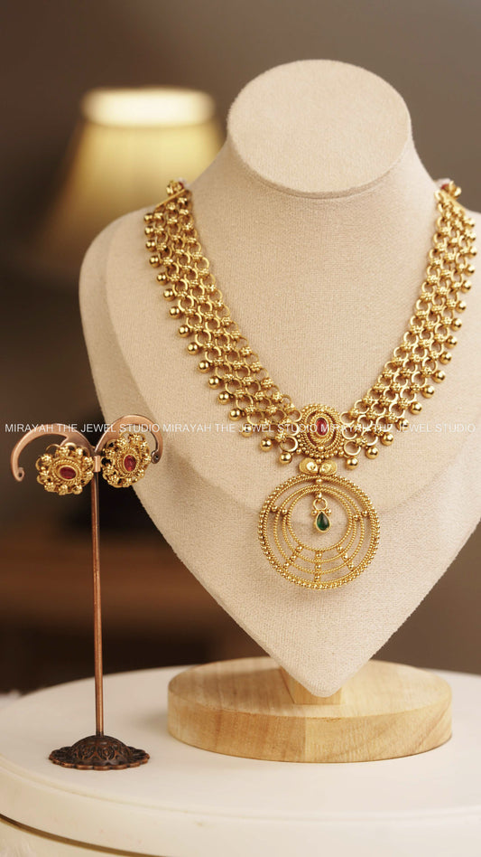 LAYERED CIRCULAR PENDANT NECKLACE