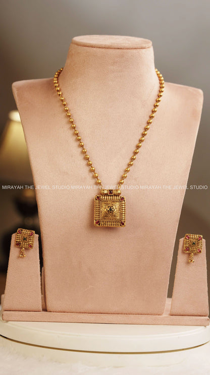 REVERSIBLE BOX PENDANT HARAM
