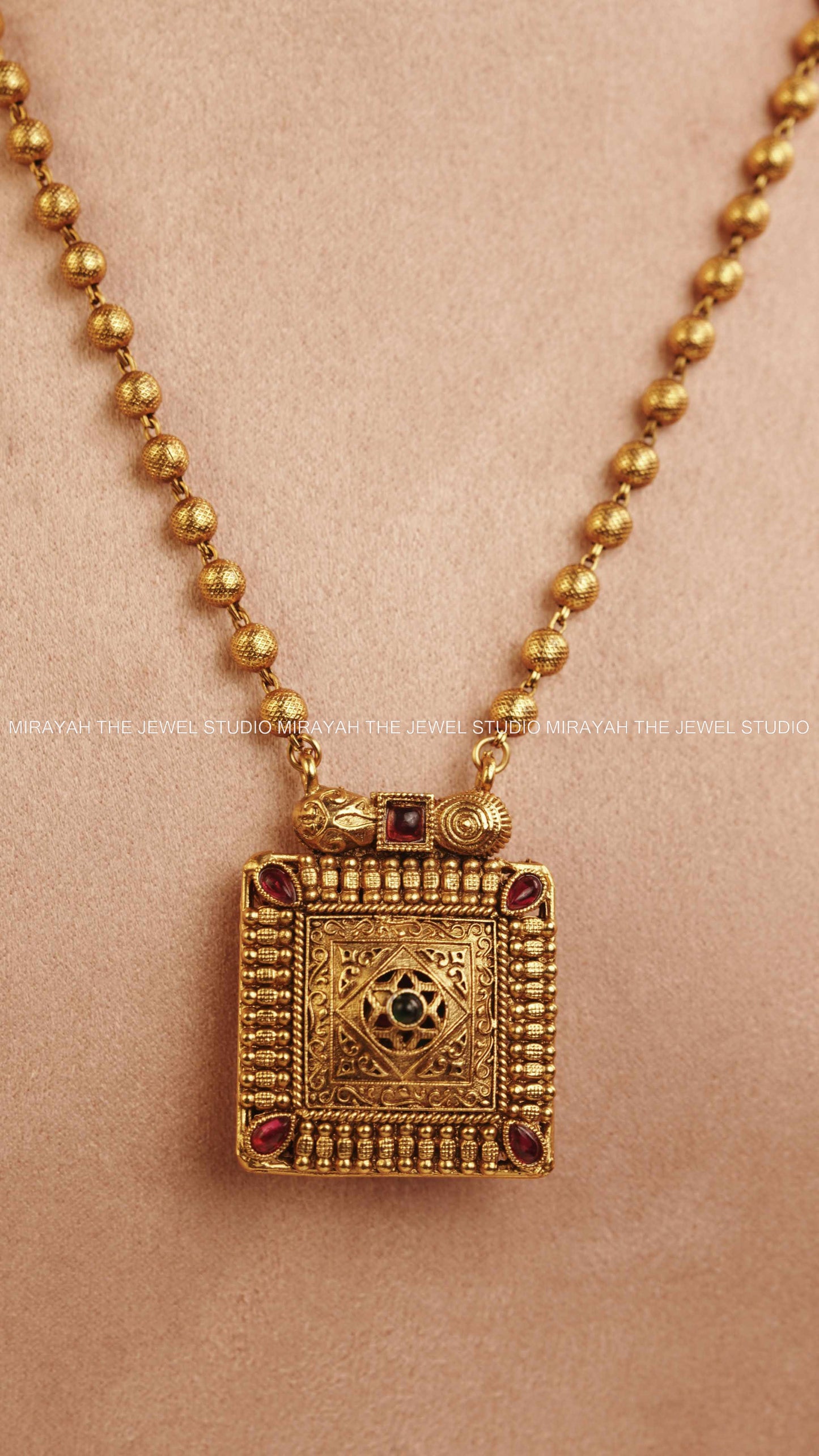 REVERSIBLE BOX PENDANT HARAM