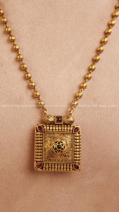 REVERSIBLE BOX PENDANT HARAM