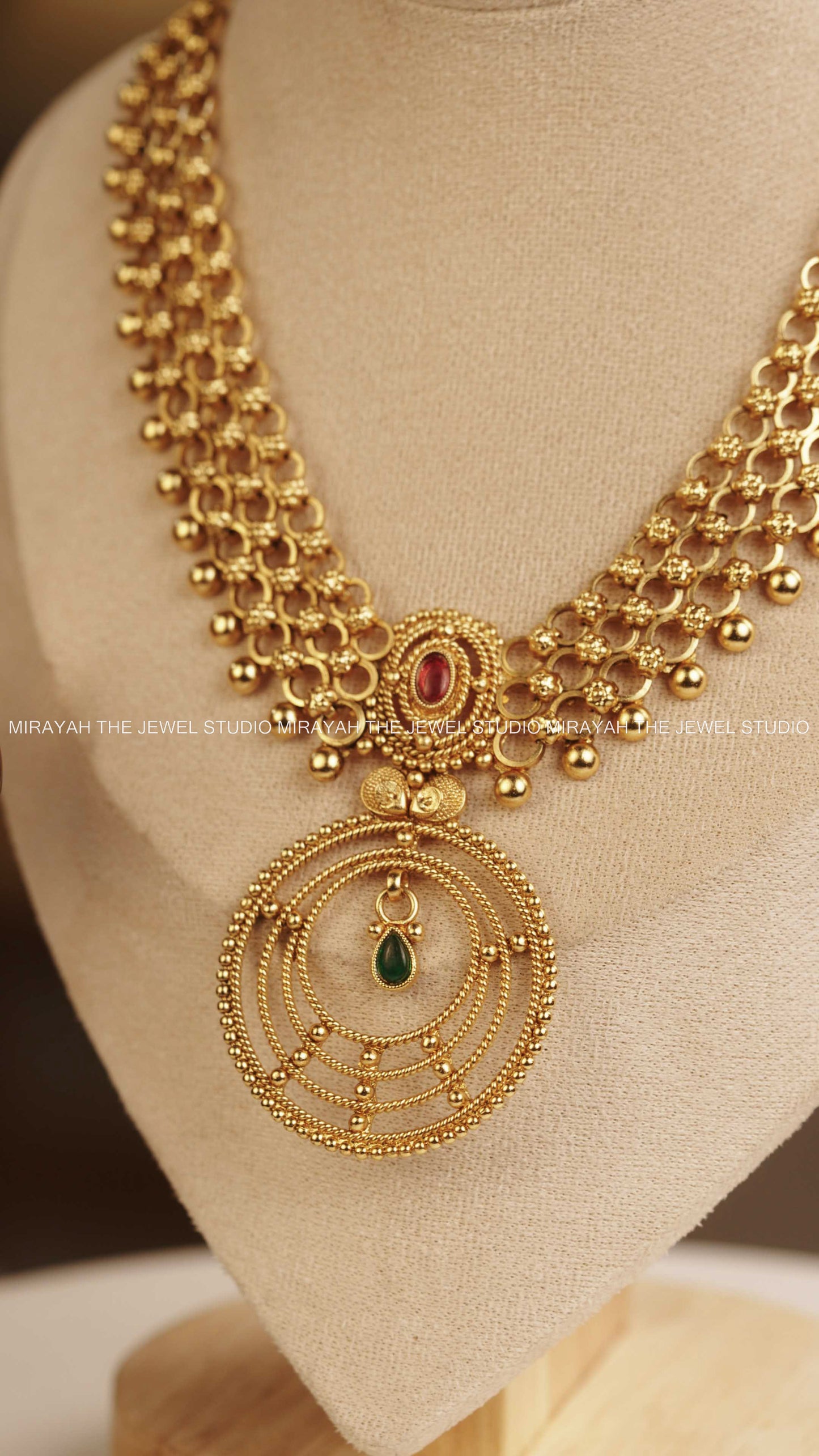 LAYERED CIRCULAR PENDANT NECKLACE