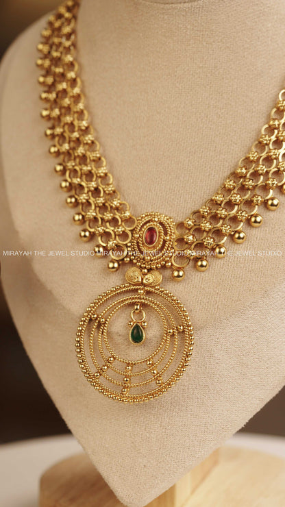 LAYERED CIRCULAR PENDANT NECKLACE