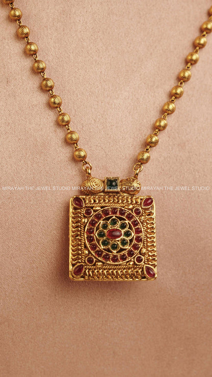 REVERSIBLE BOX PENDANT HARAM