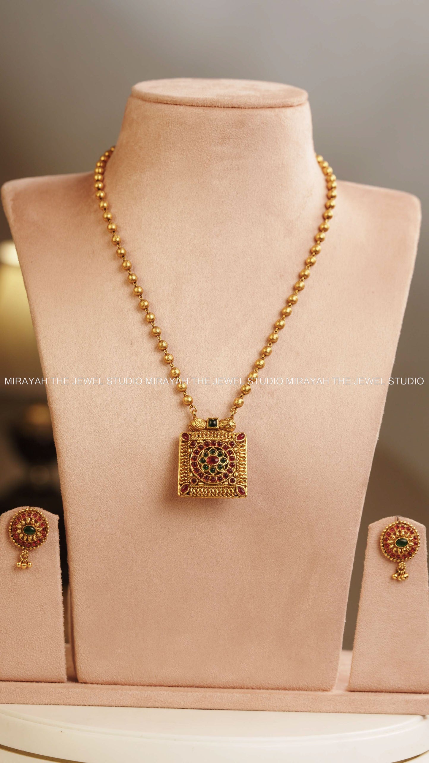 REVERSIBLE BOX PENDANT HARAM