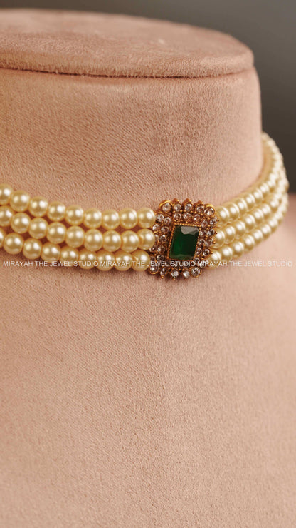 SIMPLE 3 LAYERED PEARL CHOKER- GREEN