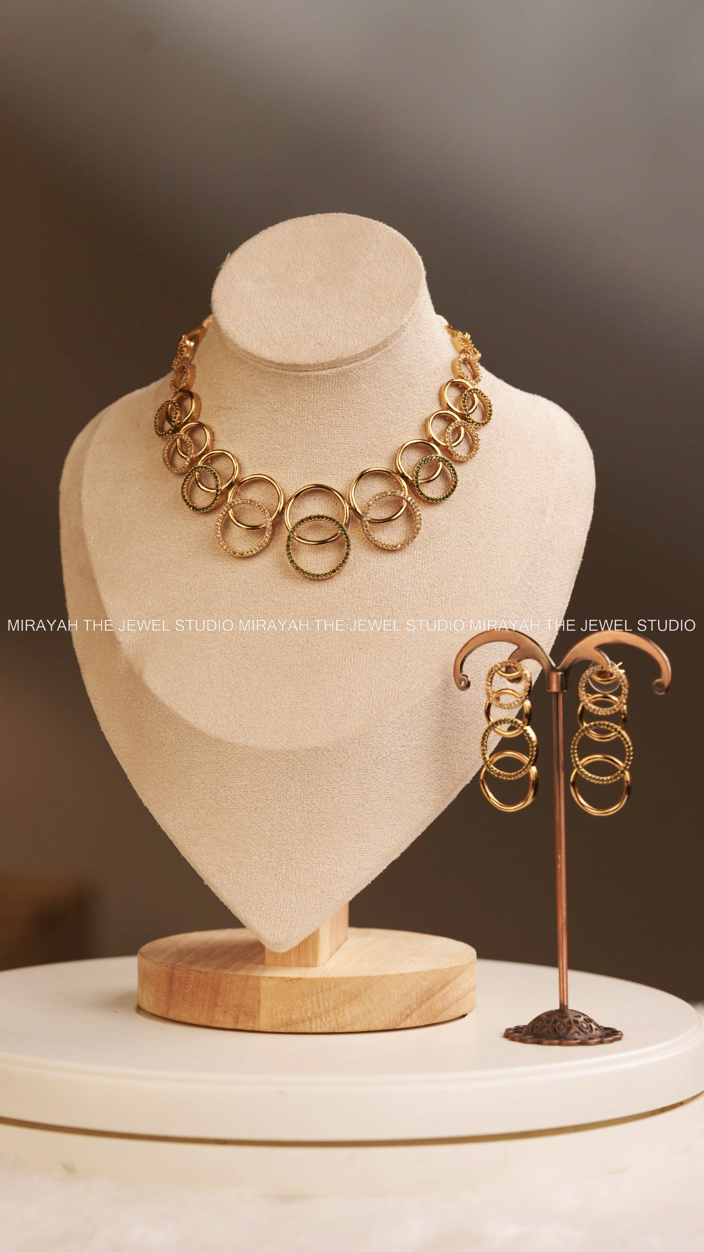 SLEEK CIRCULAR AD NECKLACE - GREEN AND WHITE