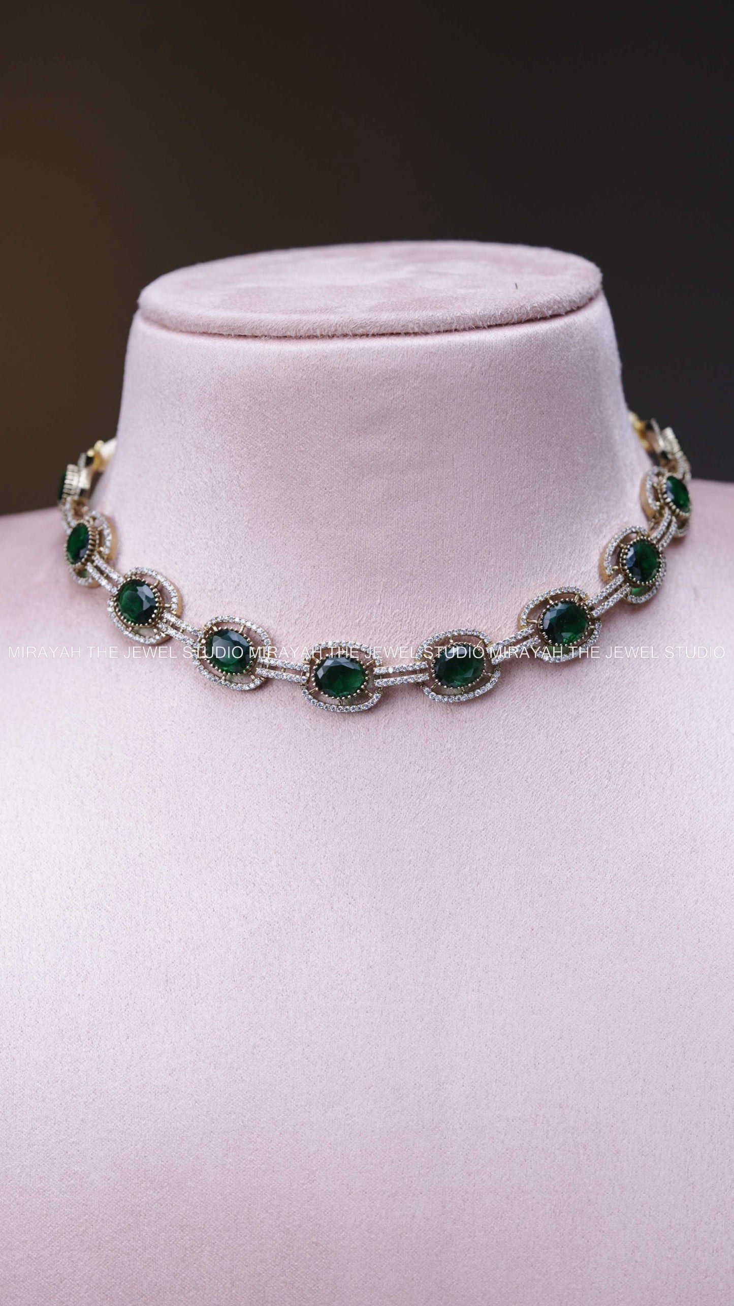 AD ELEGANT EMERALD CHOKER
