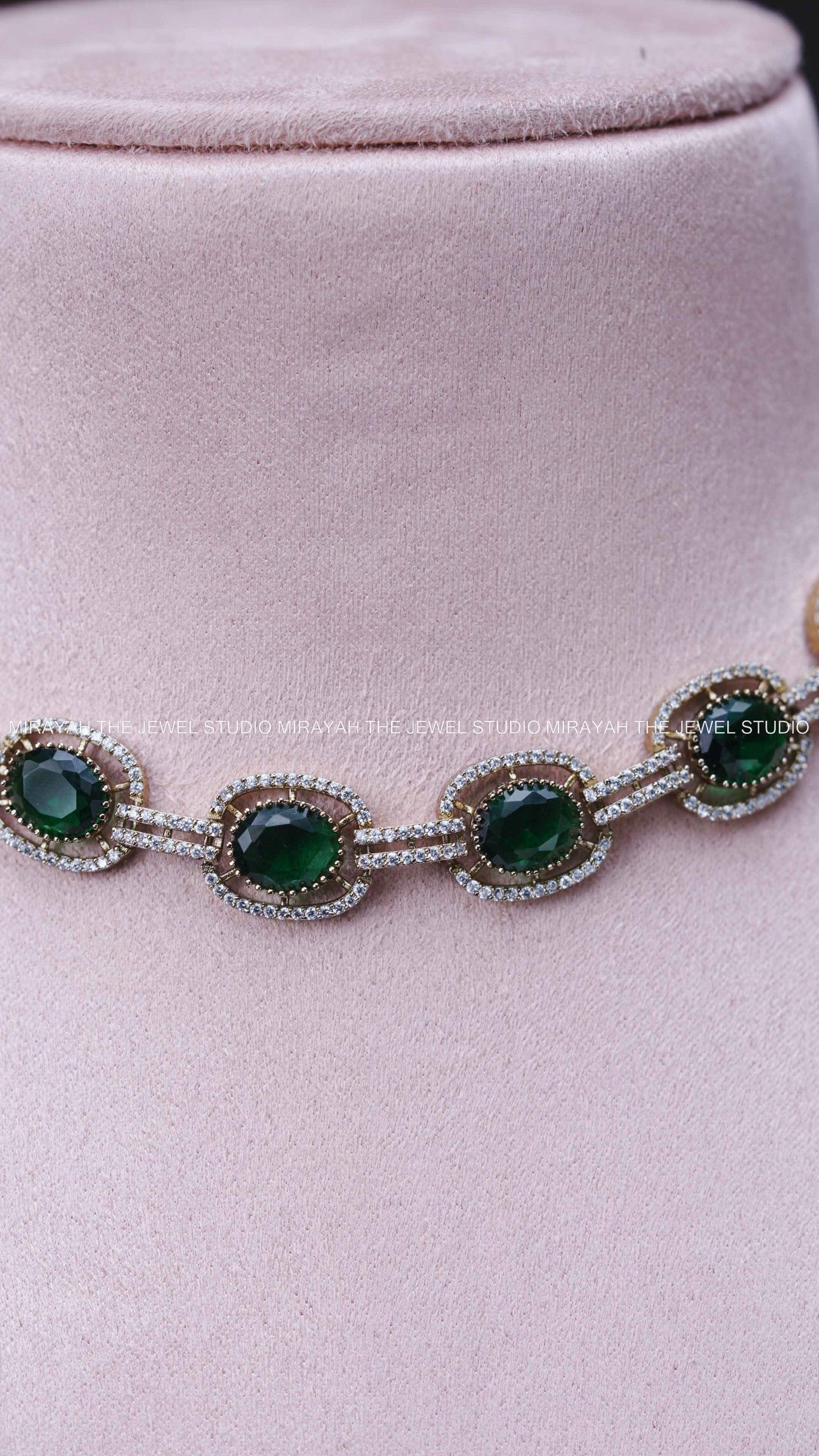 AD ELEGANT EMERALD CHOKER